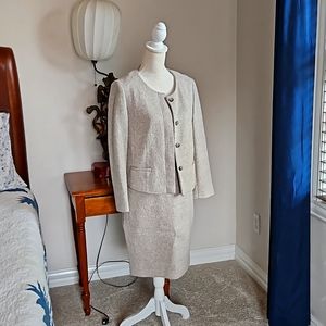 Two pieces wool suit. Perfect from office to a night event or cocktail.